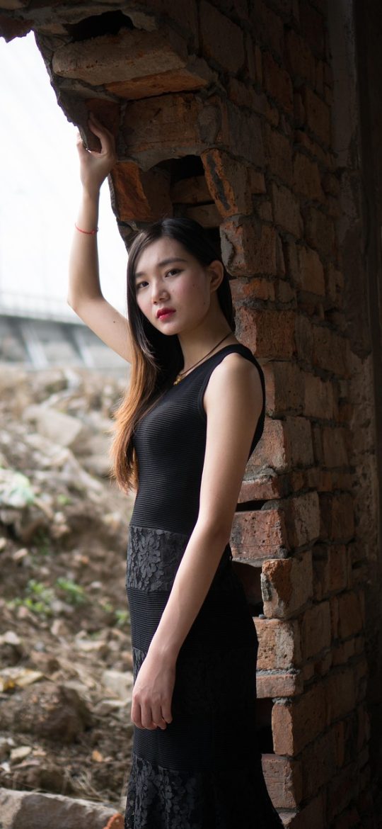 手机上的选集列表界面，竖排展示少女弹珠汽水在线观看的全部集数，已看过的集数带有浅色标记，右侧有缓存下载的小图标
